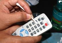 Bagaimana cara membersihkan remote TV?