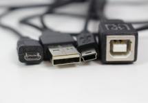 Három C típusú USB-kábel tesztelése