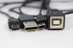 Trīs C tipa USB kabeļu pārbaude