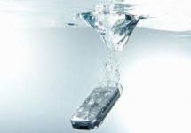 Hogyan szárítsuk meg az érintőképernyős telefont, ha vízbe esik?